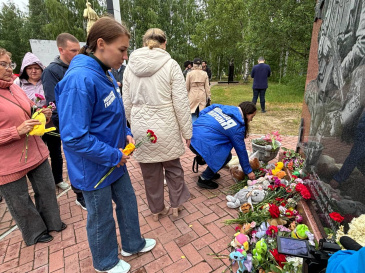 Жители Советского района почтили память детей, ставших жертвами войны в Донбассе Жители Советского района почтили память детей, ставших жертвами войны в Донбассе