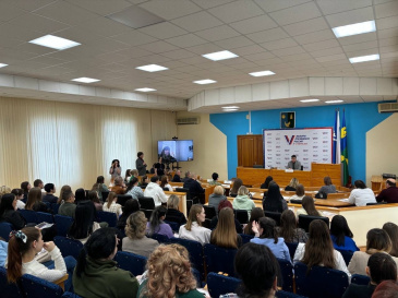 Глава Советского района Евгений Буренков встретился с молодежью Глава Советского района Евгений Буренков встретился с молодежью
