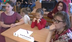 «Семейный портрет на фоне библиотеки» «Семейный портрет на фоне библиотеки»
