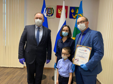 28 января 2021 года Глава Советского района Игорь Александрович Набатов торжественно вручил книгу и свидетельство участникам Всероссийского конкурса «Семья года» 2020 в номинации «Семья - хранитель традиций». 28 января 2021 года Глава Советского района Игорь Александрович Набатов торжественно вручил книгу и свидетельство участникам Всероссийского конкурса «Семья года» 2020 в номинации «Семья - хранитель традиций».